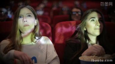 两个女孩在电影院看电影、影院